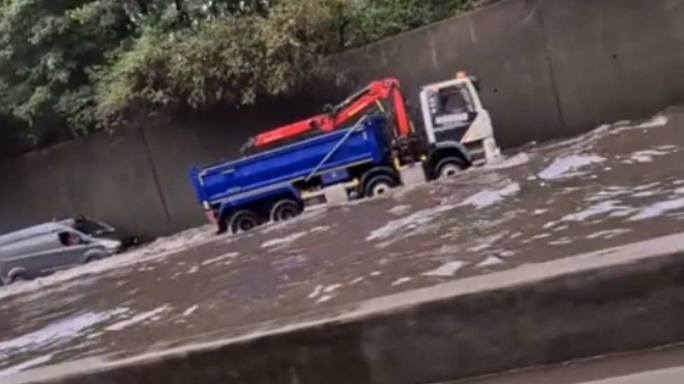 Снимок экрана из видеозаписи внезапного наводнения на трассе M25, снятой с разрешения страницы Мэтта Хикмотта в Facebook, где также шел дождь и град. П.А. Фото. Дата выпуска: четверг, 13 августа 2020 г.