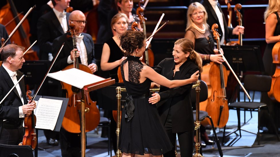 Карина Канеллакис обнимает композитора Зошу Ди Кастри после премьеры своей новой работы