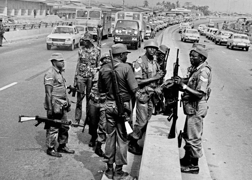Фотография Сонми Смарт-Коула под названием: «Больше никогда!» (Переворот Мухаммаду Бухари) - 31 декабря 1983 г., вооруженные нигерийские солдаты замечены на улицах