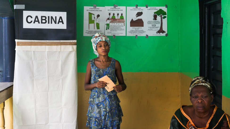 Женщина голосует на выборах в законодательные органы Экваториальной Гвинеи в Малабо, Экваториальная Гвинея, 12 ноября 2017 г.