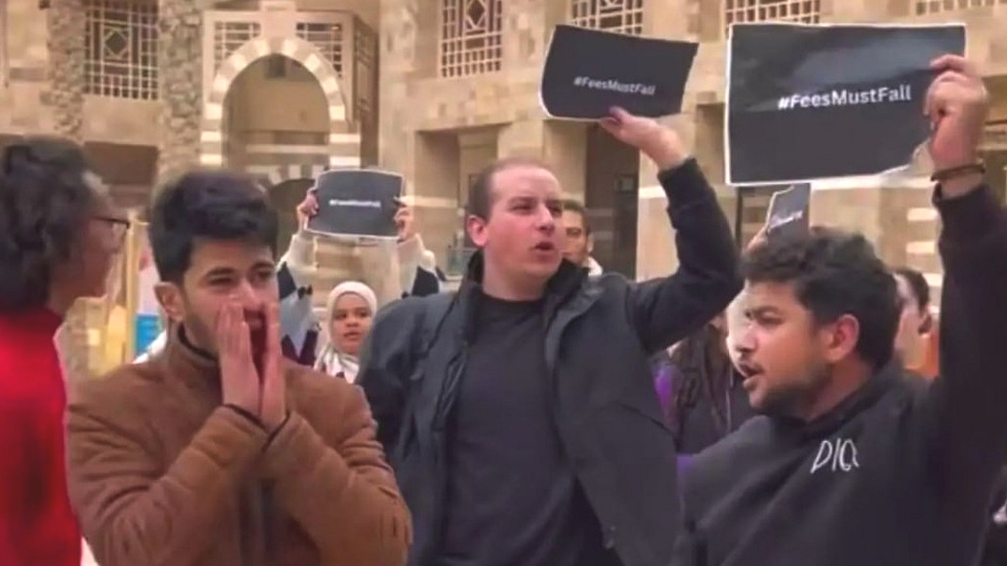طلاب الجامعة الأمريكية في القاهرة يحتجون والإدارة ترجع السبب إلى أزمة الجنيه أمام الدولار