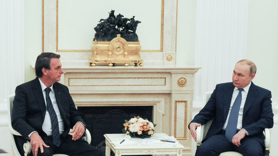 Bolsonaro (esquerda) e Putin no Kremlin