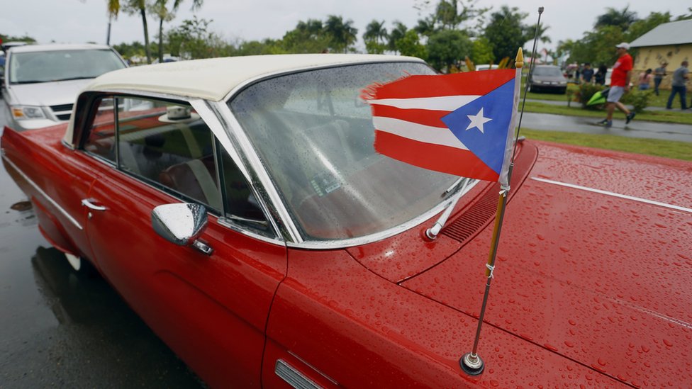 Durante las últimas décadas, Washington destinó cientos de millones de dólares anuales en asistencia social para elevar el nivel económico de los habitantes de la isla. Vehículo clásico en las calles de San Juan