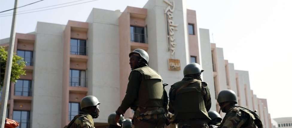 Солдаты президентского патруля у отеля Radisson Blu в Бамако, Мали, суббота, 21 ноября 2015 г.