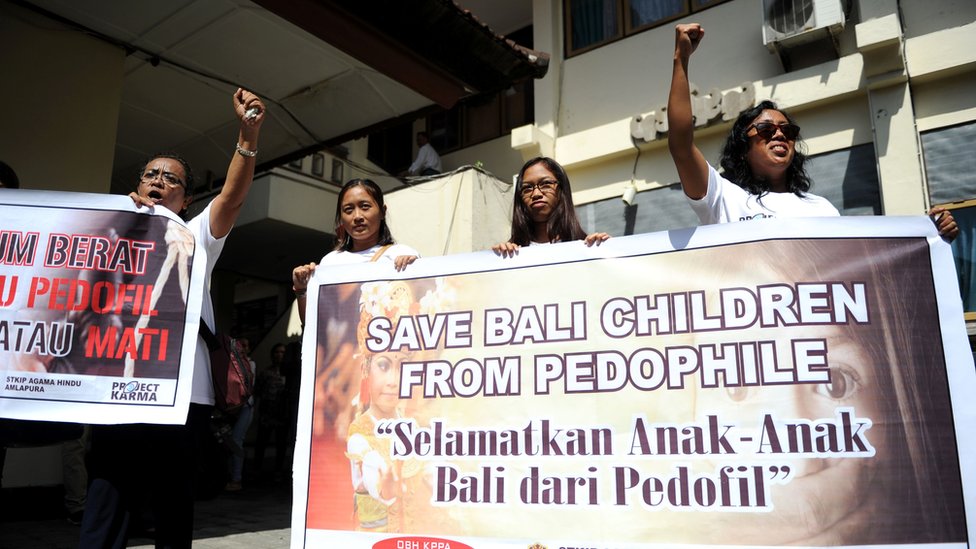 Активисты вывешивают плакаты против педофилии перед камерой, где 14 июля 2016 года ждал австралиец Роберт Эндрю Фиддес Эллис, прежде чем присутствовать на судебном процессе в суде в Денпасаре, на индонезийском курортном острове Бали.
