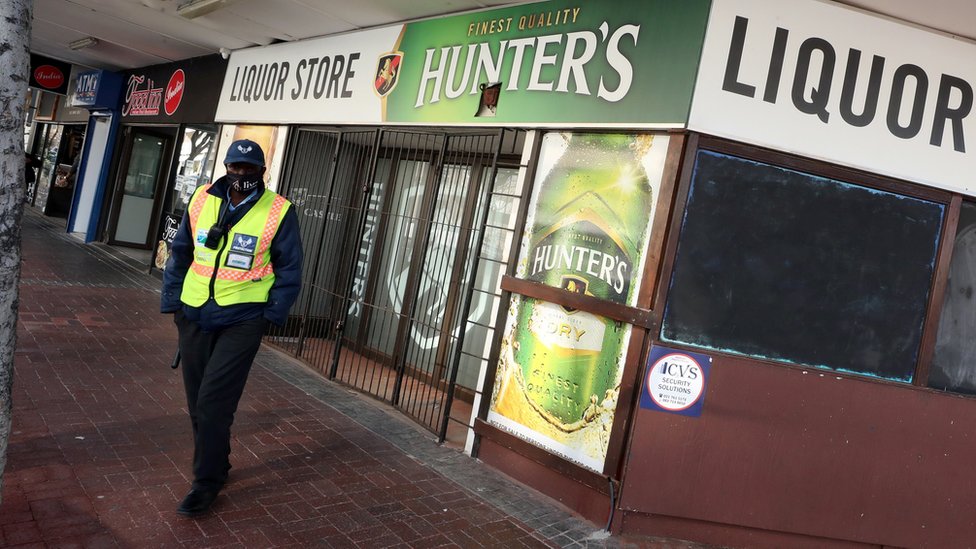 Офицер полиции возле винного магазина в Кейптауне