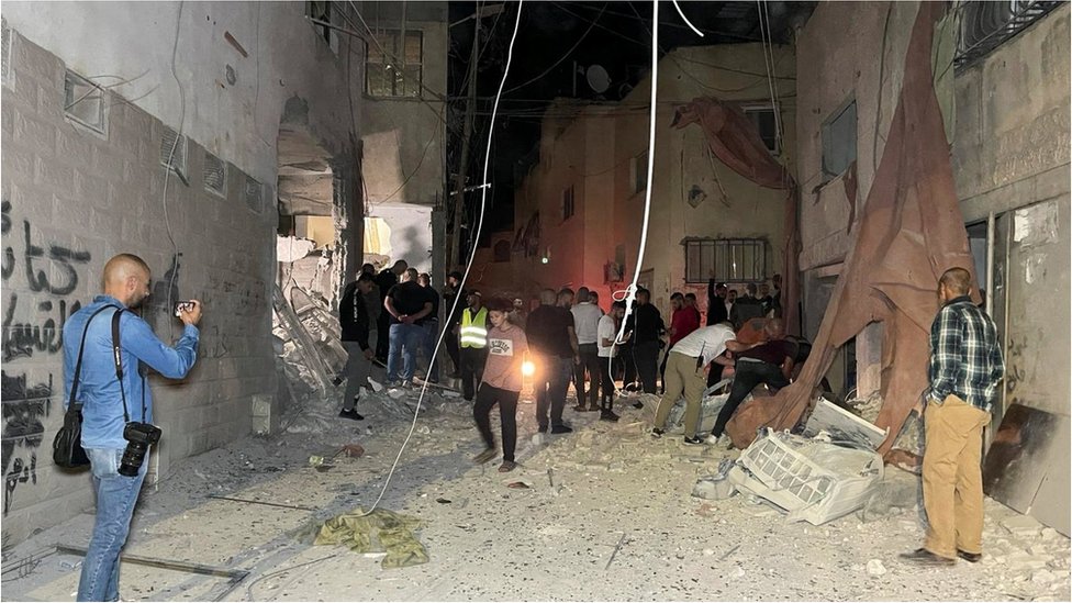 以色列襲擊傑寧一座清真寺下方的院落後，人們檢查受損情況