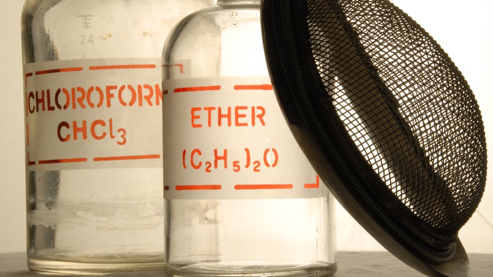 El cloroformo acabó remplazando al éter. Cloroformo y éter