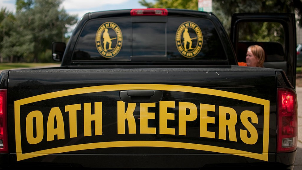 Una camioneta con el logo de Oath Keepers.