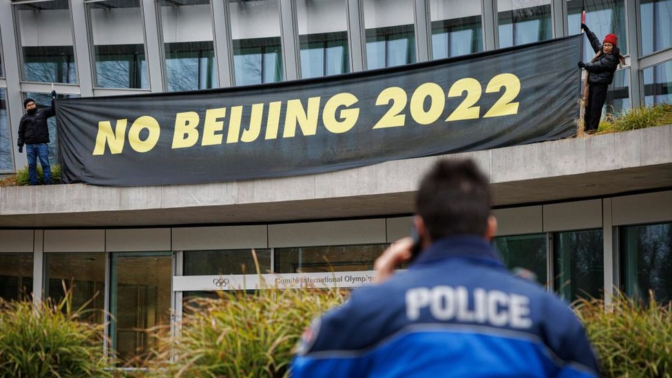 一些呼籲抵制北京冬奧的抗議者前往國際奧委會抗議。