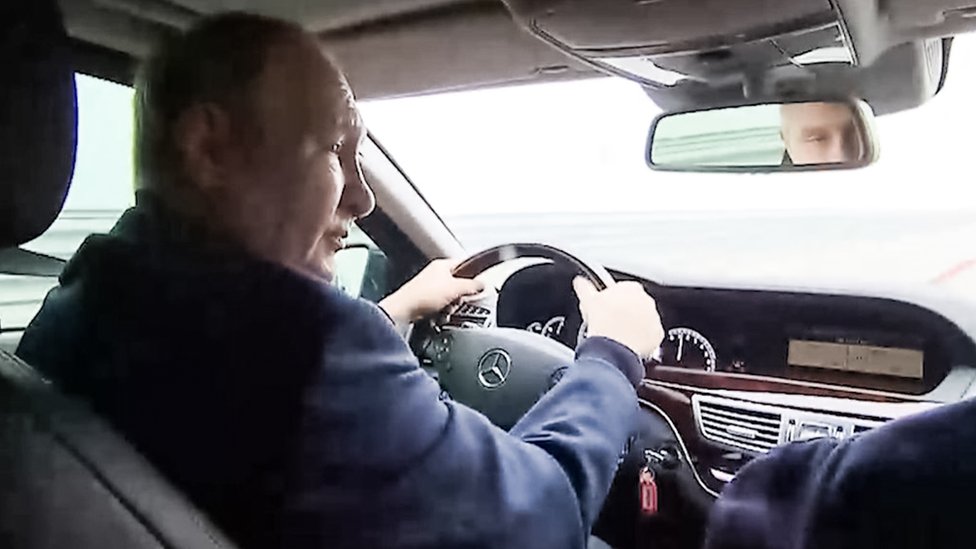 Кремль показал видео с Путиным на Крымском мосту за рулем 