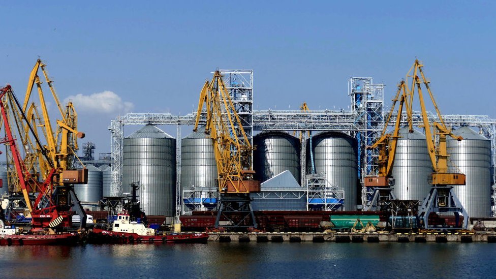 Un barco cargando grano en el puerto ucraniano de Odesa.