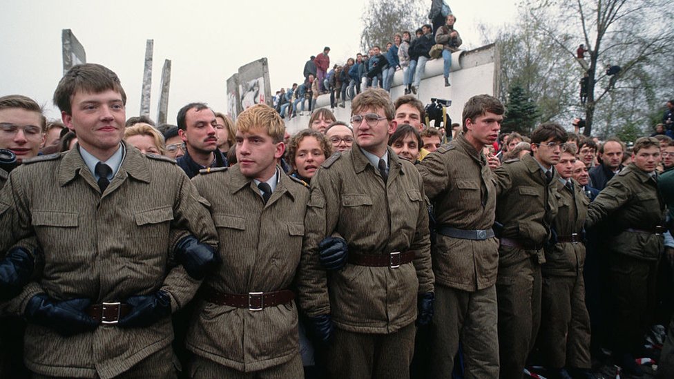 Las fuerzas de la extinta Alemania oriental durante una protesta tras la caída del Muro de Berlín