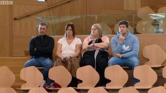 Семья Орр наблюдает за дебатами в шотландском парламенте