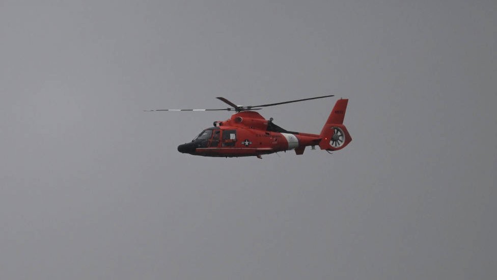 Un helicóptero escanea el mar durante los esfuerzos para recuperar y recuperar el globo espía chino después de globo espía chino fue derribado en Myrtle Beach SC, Estados Unidos el 05 de febrero 2023.