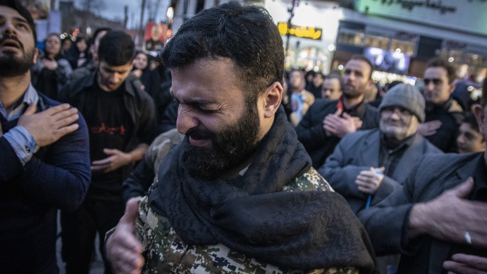 Мужчина плачет на похоронах генерала Касема Сулеймани