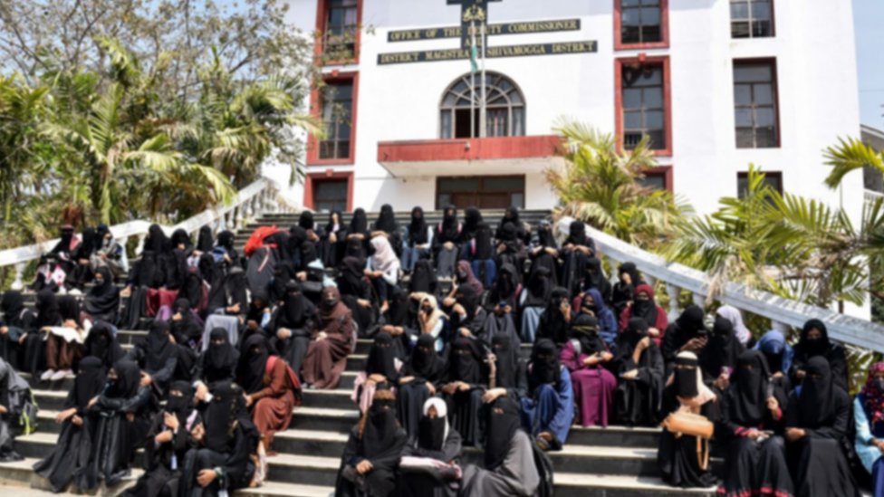 طالبات يرتدين الحجاب يجلسن على الدرج احتجاجا على حظر المدرسة لارتداء الحجاب