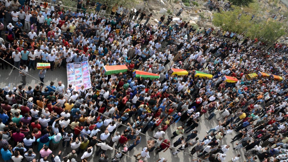 Жители несут гробы людей, погибших во время столкновений в Джизре. 13 сентября 2015 г.