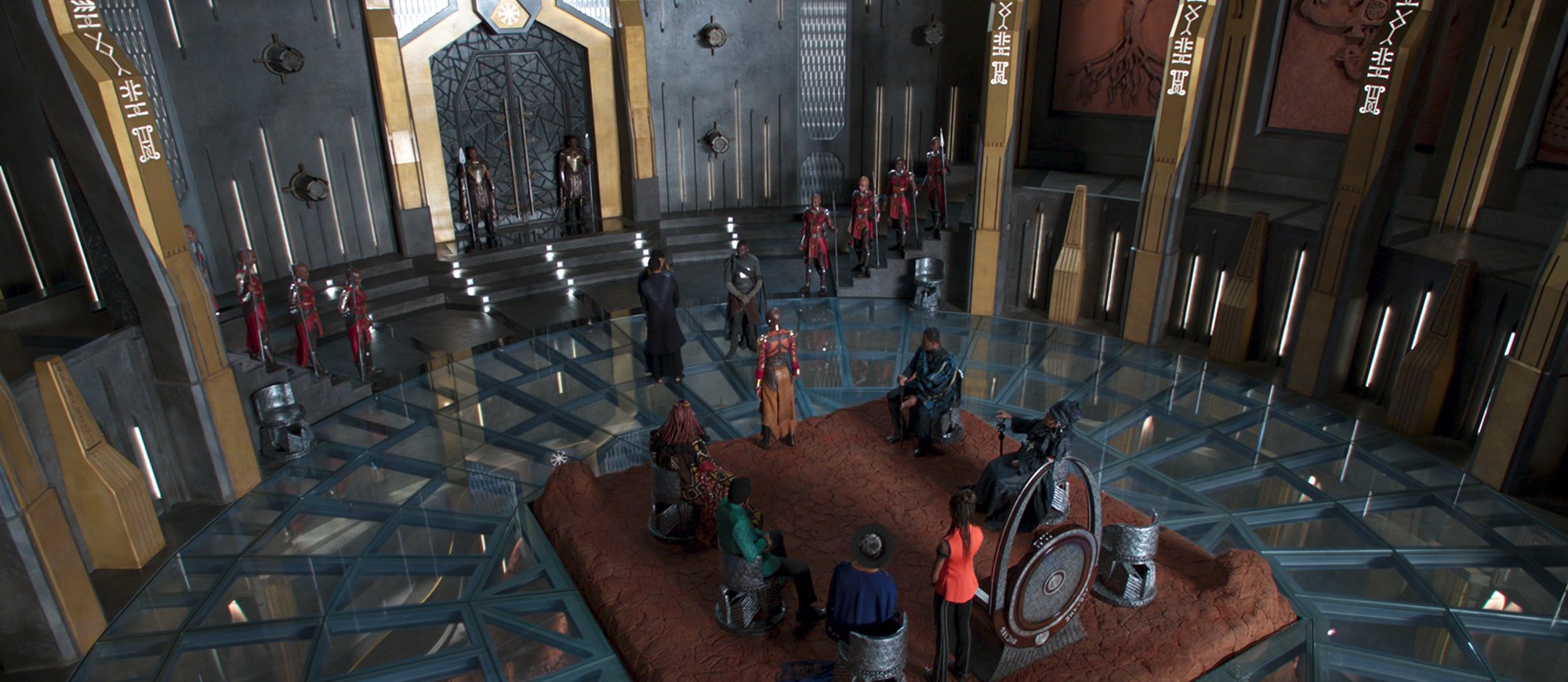 Кадр из фильма: роскошный футуристический двор Ваканды, двери которого охраняют воительницы.