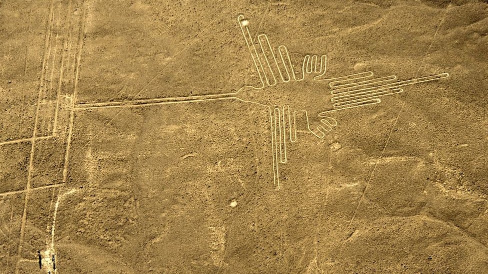 El colibrí, de 93 metros de largo, es una de las figuras más conocidas de las líneas de Nasca. Figura de un colibrí de 93 metros de largo