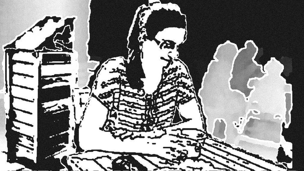 Черно-белое изображение женщины, сидящей за столом