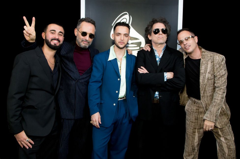 De izquierda a derecha, Víctor Martínez, Jorge Drexler, C. Tangana, Andrés Calamaro y Alizzz, en los Grammy Latinos 2021 en el Michelob ULTRA Arena el18 de noviembre de 2021 en Las Vegas, Nevada.