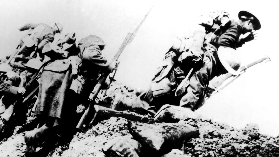1 июля 1916 года: британские войска выходят из окопов в первый день «Большого рывка» на Сомме во время Первой мировой войны