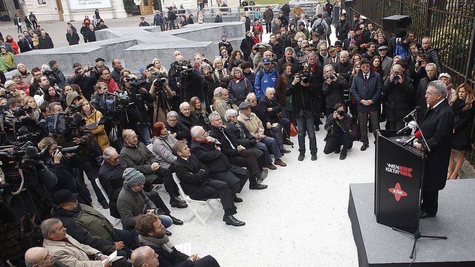 Президент Австрии Хениц Фишер открывает памятник в 2014 году