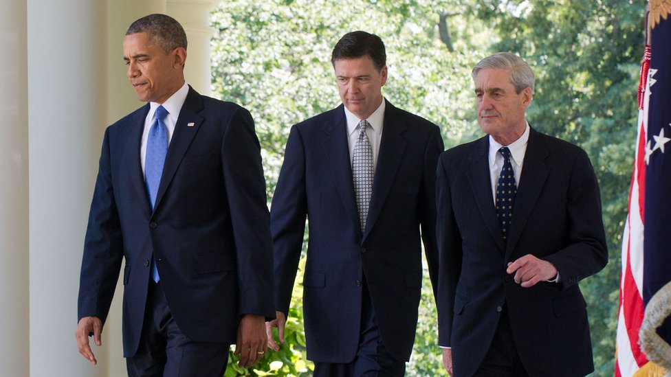 Mueller junto al expresidente de Barack Obama y el exdirector del FBI despedido por Donald Trump, James Comey. Barack Obama, James Comey y Robert Mueller.