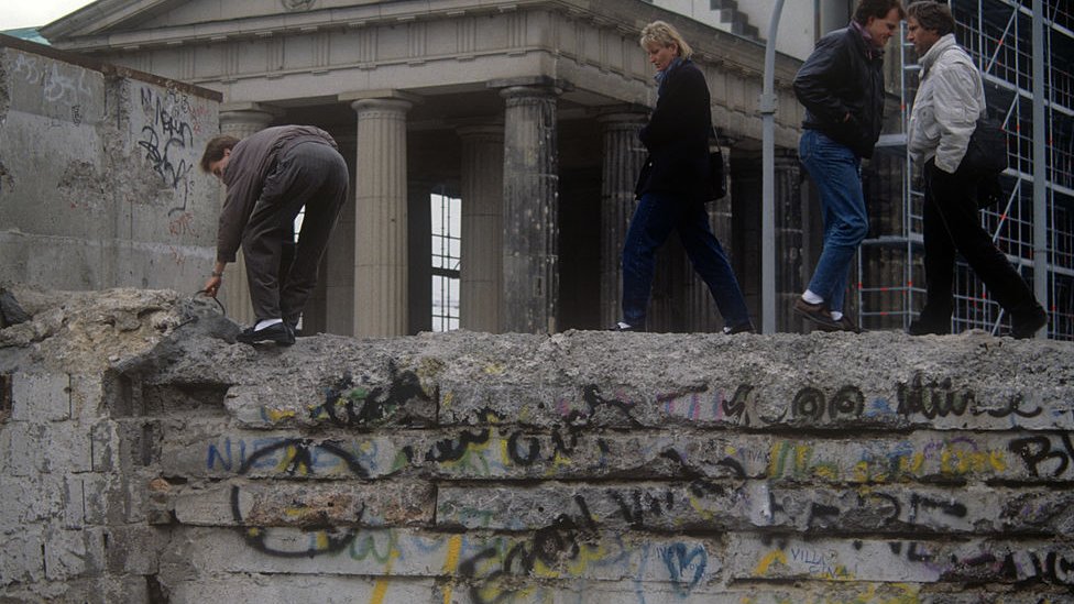 Alemanes cruzando el Muro de Berlín en 1989.