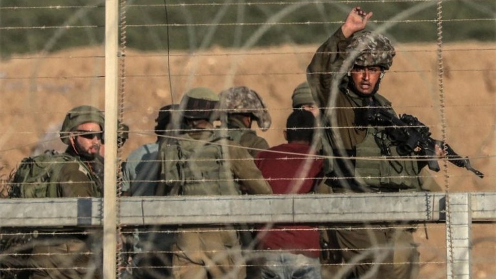 Los soldados israelíes detienen a un palestino.