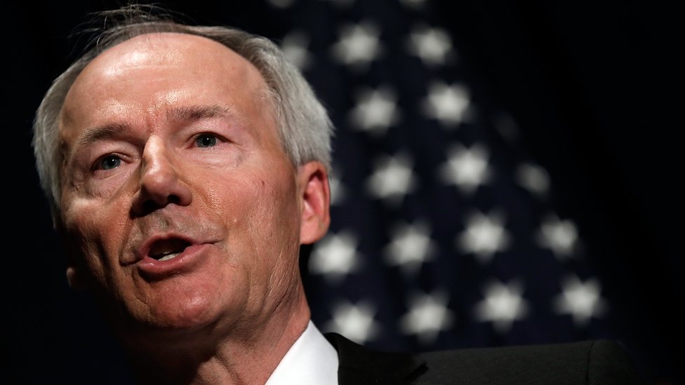 El gobernador Asa Hutchinson ha exigido que las disputas judiciales se resuelvan para continuar con el calendario de ejecuciones. Gobernador Asa Hutchinson