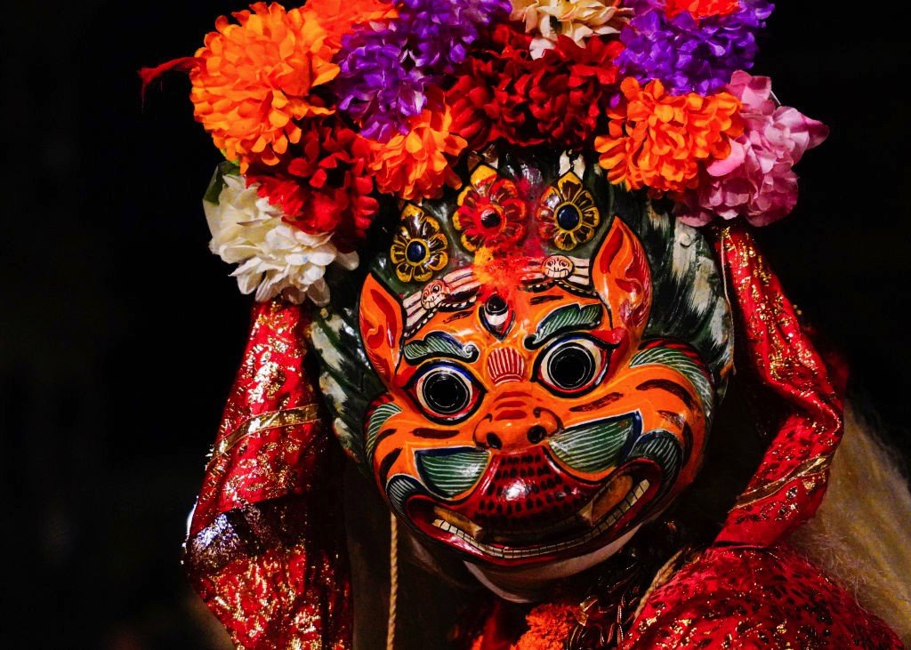 في منطقة لاليتبور في النيبال، تستخدم أقنعة تمثل الآلهات الأم، في رقصة شعائرية سنوية لطرد الأرواح الشريرة والحماية من الكوارث.