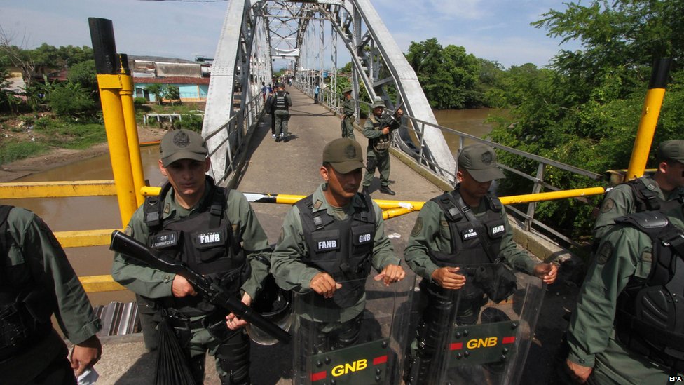Члены Национальной Венесуэльской гвардии (GNB) охраняют границу между Венесуэлой и Колумбией у международного моста Union Union, который остается закрытым в Ла-Фриа, Венесуэла, 21 августа 2015 года.