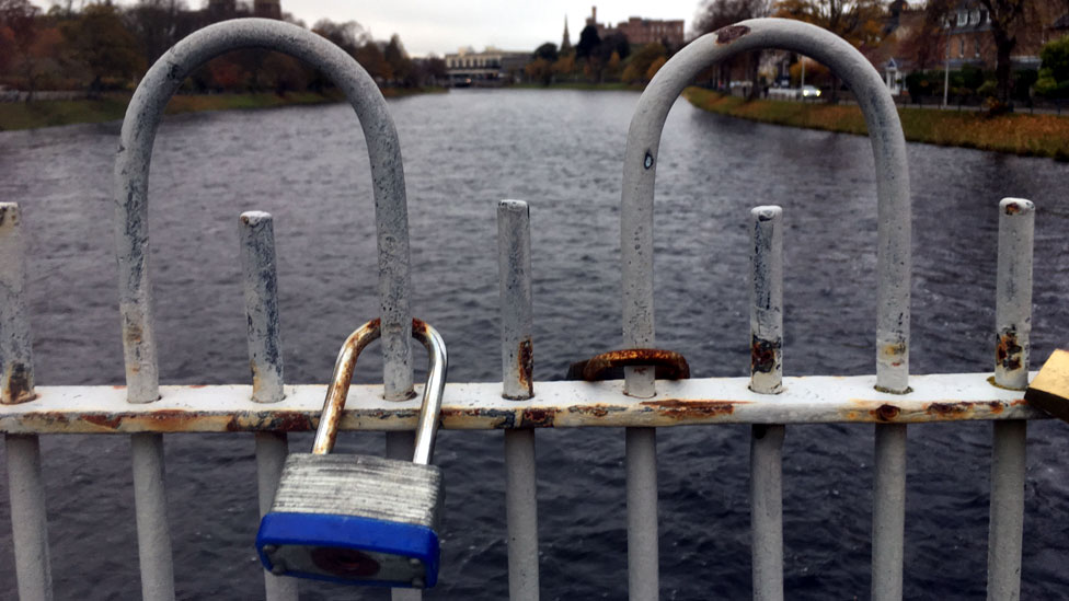 Inverness bridges' padlocks snagging passing cyclists BBC News