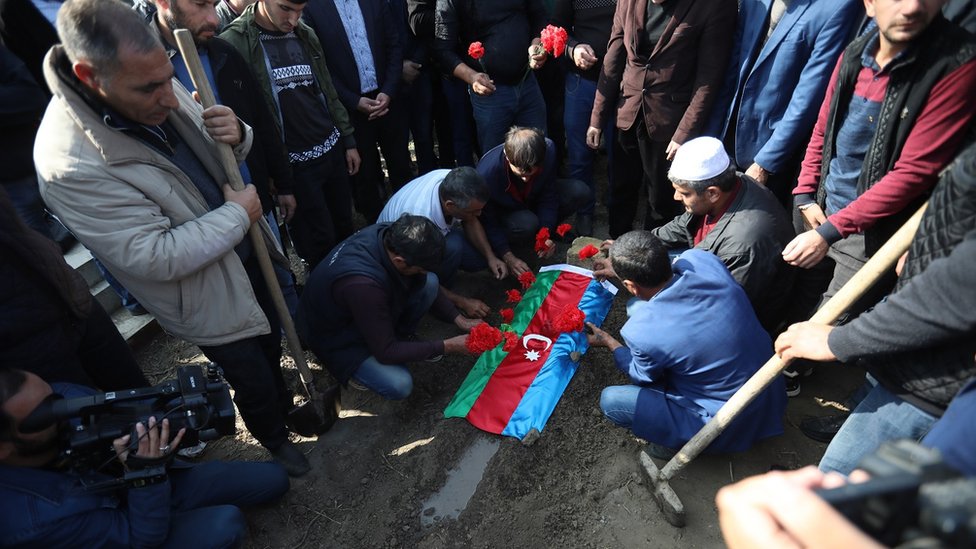 La gente asiste al funeral de Aysu Iskenderova, de siete años, quien supuestamente fue asesinada por los bombardeos armenios el 27 de octubre de 2020 en la aldea de Garayusifli cerca de Barda, Azerbaiyán, el 28 de octubre de 2020.  El 27 de septiembre de 2020, en el conflicto territorial a fuego lento, hubo enfrentamientos armados entre Azerbaiyán y Armenia por la región de Nagorno-Karabaj a lo largo de la línea de contacto de la autoproclamada República de Nagorno-Karabaj.