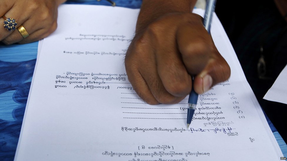 Человек заполняет регистрационную форму избирателя в рамках подготовки к предстоящим всеобщим выборам в Мандалае, Мьянма, 8 июля 2015 г.