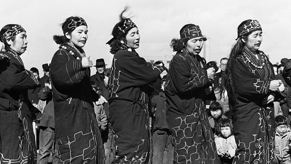1950 yılında çekilen bu fotoğrafta Aynu kadınlar dans ediyor