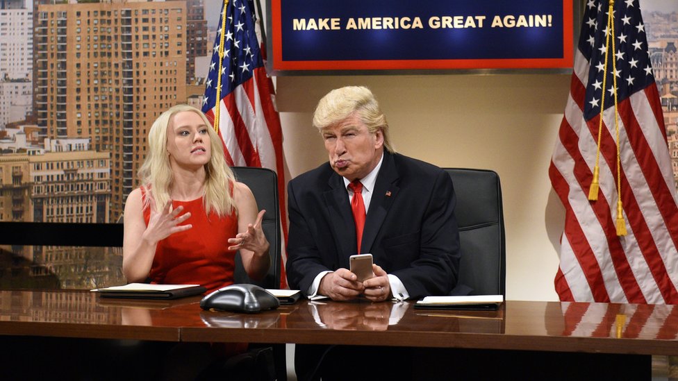 Кейт Маккиннон в роли Келлианн Конвей (слева) и Алек Болдуин в роли избранного президента Дональда Трампа во время шоу «Субботним вечером в прямом эфире».