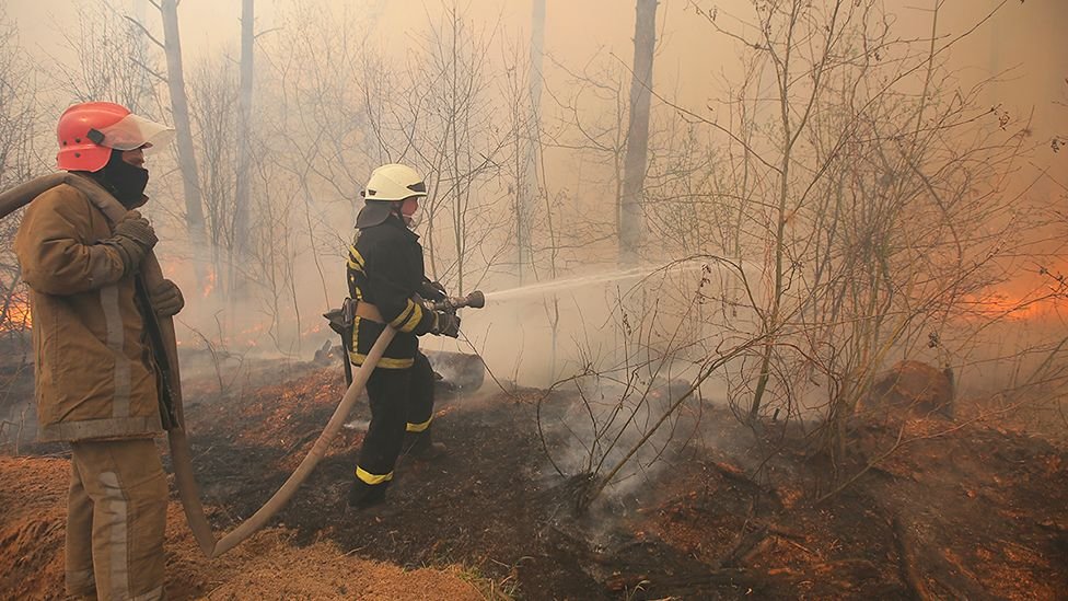 Bomberos luchando contra el incendio.