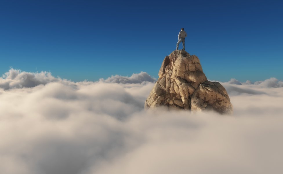 Hombre en la cima de una montaña