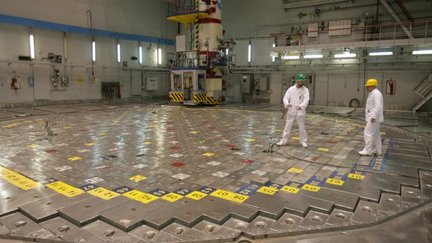 Техники стоят напротив головки ядерного реактора на Игналинской АЭС в Висагинасе, Литва, 18 декабря 2009 г.