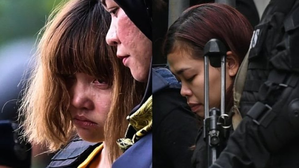 Doan Thi Huong (de camisa amarilla) y Siti Aisyah (derecha) han dicho que participaban en un programa de televisión de bromas. Doan Thi Huong (de camisa amarilla) y Siti Aisyah (derecha)