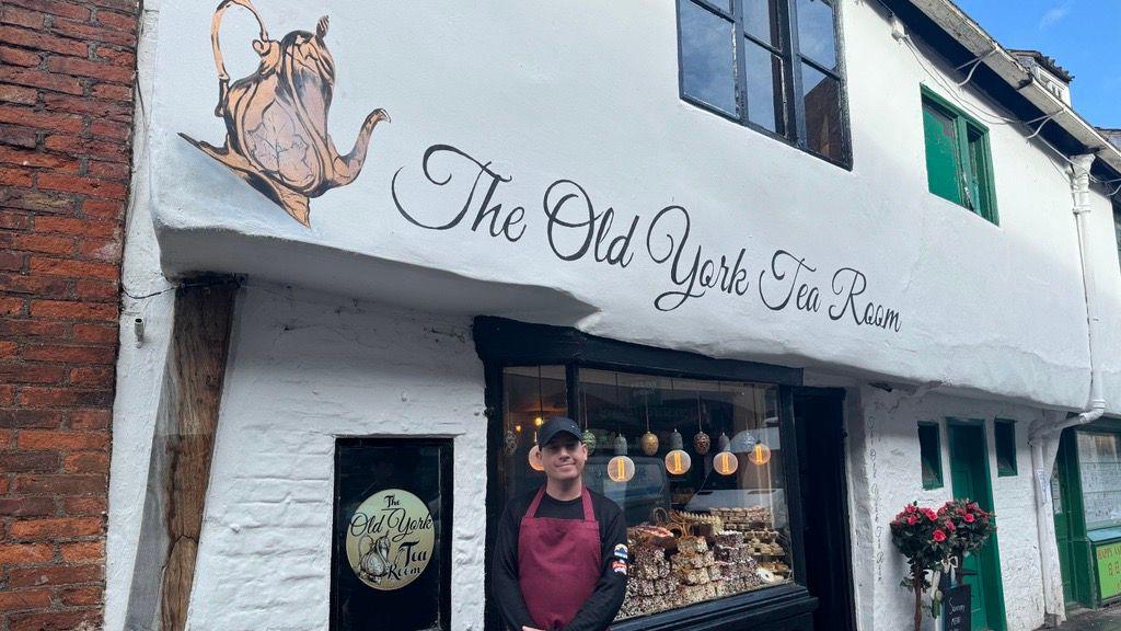 Tea room sign has harmful impact on building, says inspector