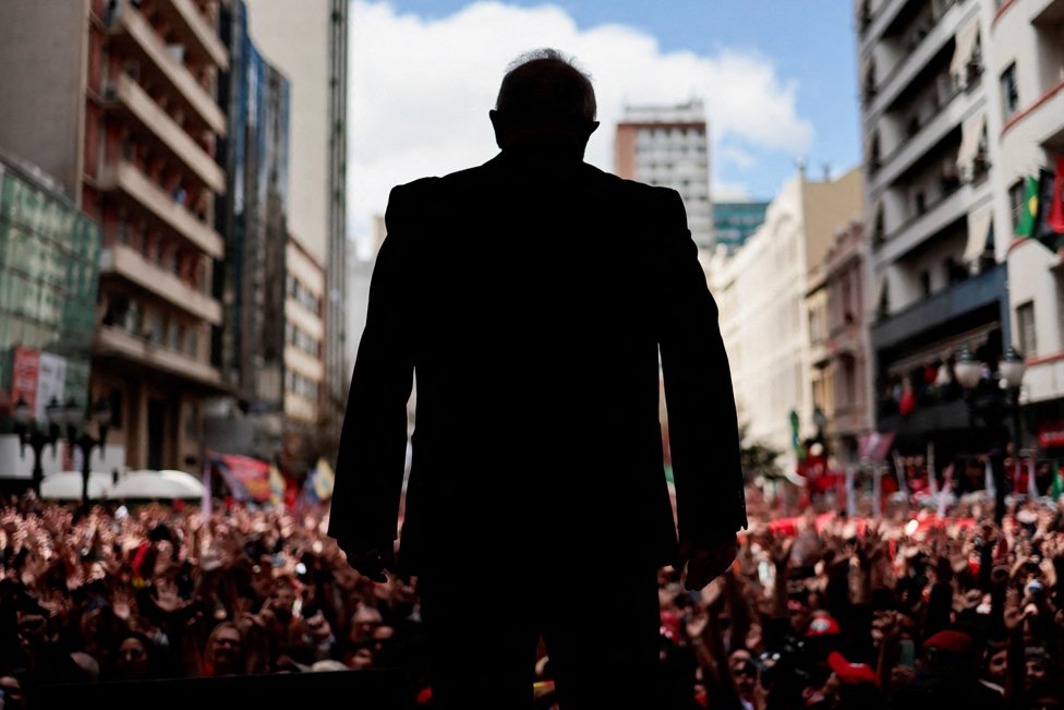 Luiz Inacio Lula da Silva se asoma a un balcón donde le esperan miles de seguidores.