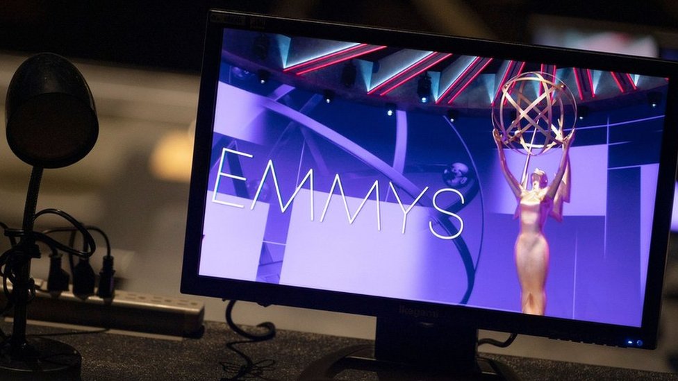 Un monitor que muestra el escenario de los premios Emmy durante un ensayo.
