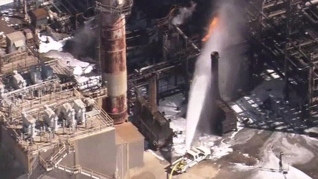 Three injured in Texas oil refinery fire - BBC News