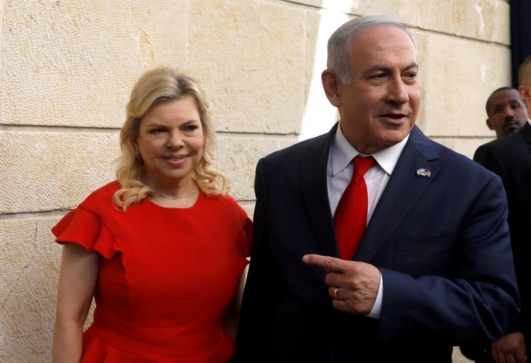 İsrail Başbakanı Binyamin Netanyahu (sağda) ve eşi Sara Netanyahu