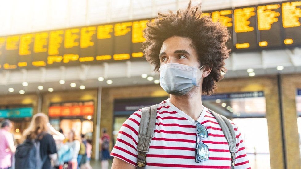 شخص يرتدي كمامة طبية