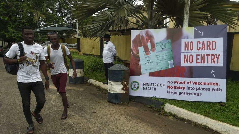 Cartaz pede comprovante de vacinação na Nigéria